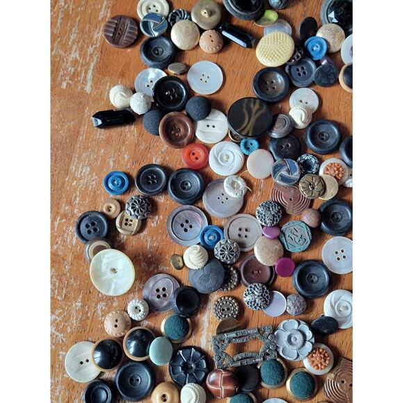 Vtg Mixed Lot All Types Buttons 188 Pieces Wood Metal Plastic Small To Large - Picture 5 of 12